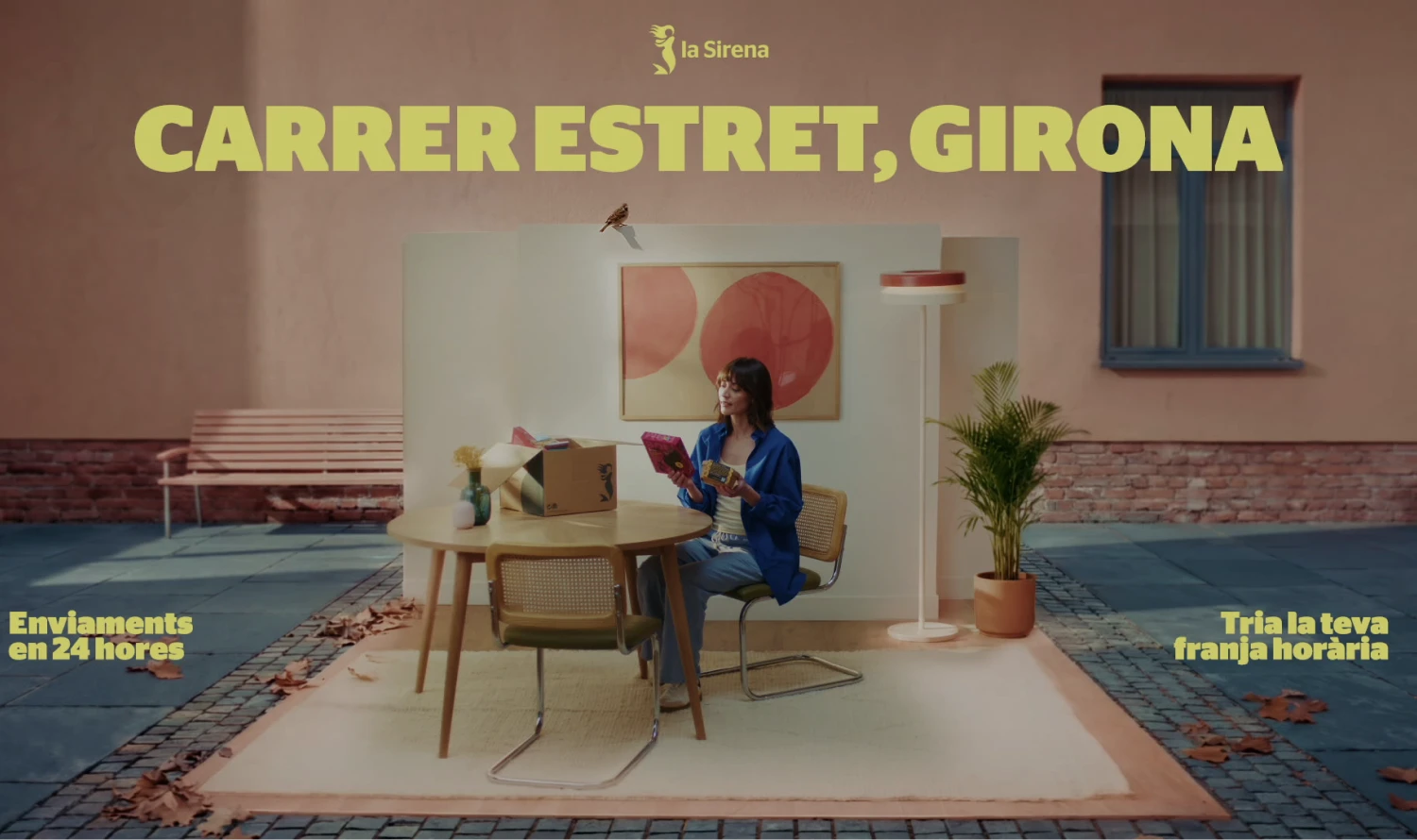 Pieza de la campaña "Carrer Estret, Girona" de La Sirena, que combina rodaje real con paisajes generados por IA.
